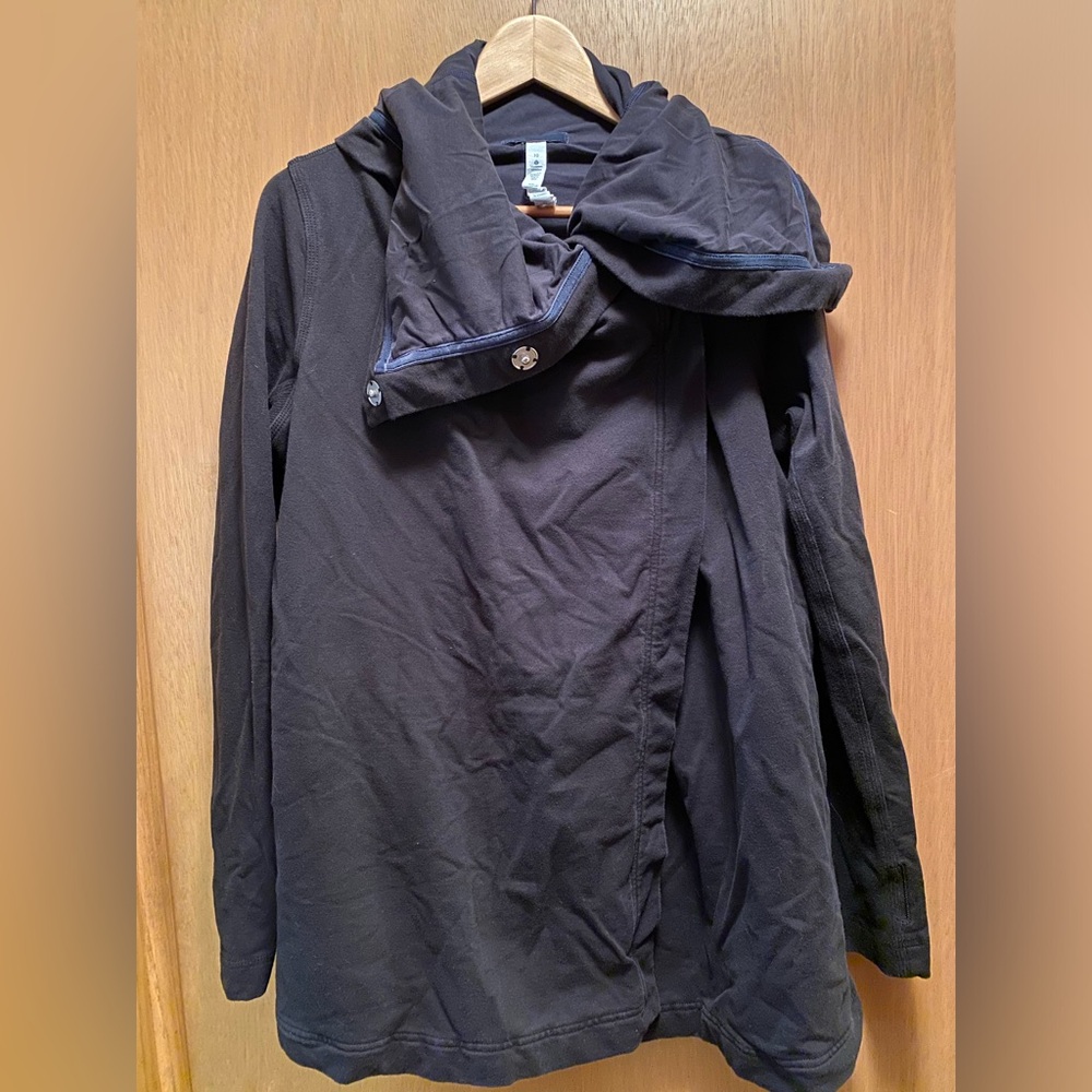 Lululemon black funnel neck wrap size 10